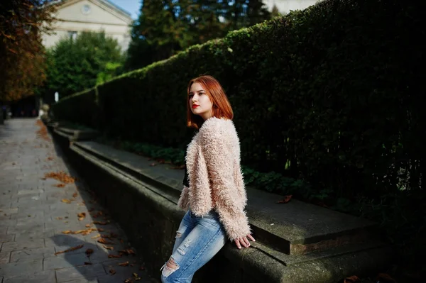 시의 맑은 거리에서 제기 빨간 머리의 소녀. — 스톡 사진