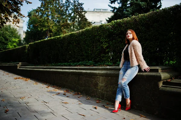 Rothaarige Mädchen posierte auf der sonnigen Straße der Stadt. — Stockfoto