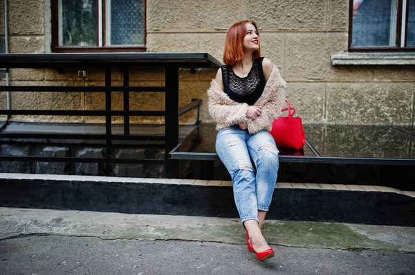 红头发的女孩与红色手提包摆在城市的街道. — 图库照片