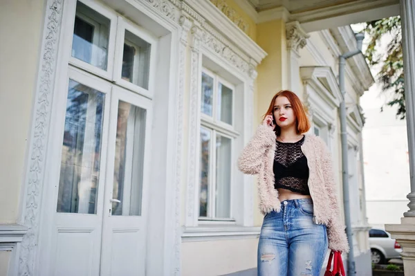 Rothaarige Mädchen mit roter Handtasche posierten in der Nähe von Vintage House und sp — Stockfoto