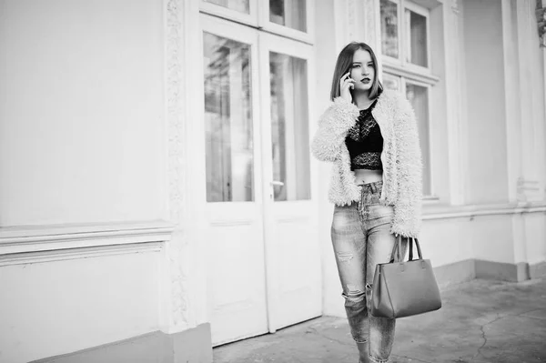 Menina de cabelos vermelhos com bolsa vermelha posou perto da casa vintage e sp — Fotografia de Stock