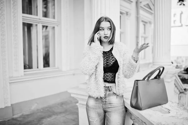 Menina de cabelos vermelhos com bolsa vermelha posou perto da casa vintage e sp — Fotografia de Stock