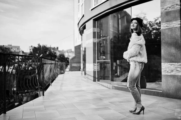 Kırmızı saçlı kız kırmızı el çantası ile şapkalı modern ev poz verdi.