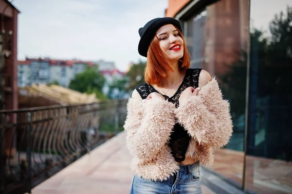 Fille aux cheveux rouges en chapeau posé près de la maison moderne . — Photo