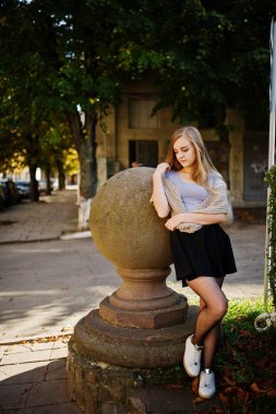 C Caddesi'nde poz eşarp ile siyah etekle genç sarışın kız