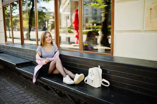 Ung blond tjej i svart kjol och rosa kappa med kvinna backpa — Stockfoto