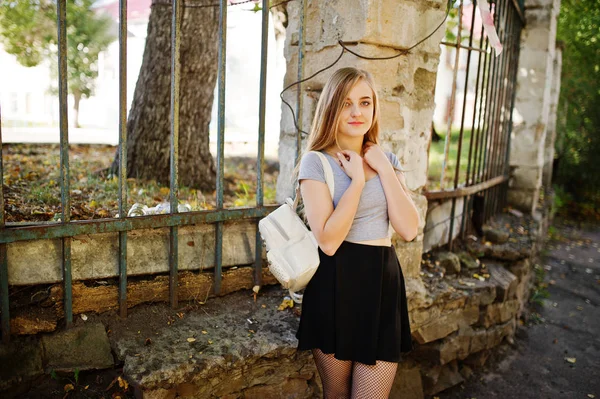 Menina loira jovem em saia preta com mochila mulher posou em st — Fotografia de Stock