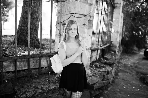 Młoda Blondynka w czarnej spódnicy z kobieta plecak stwarzane w st — Zdjęcie stockowe