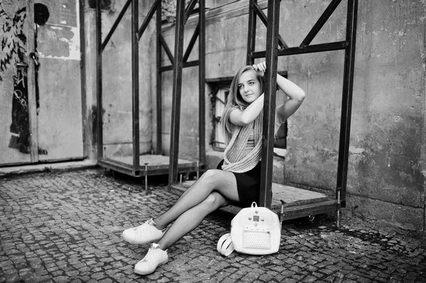 Młoda Blondynka w czarnej spódnicy z szalik stwarzane przy ulicy c — Zdjęcie stockowe