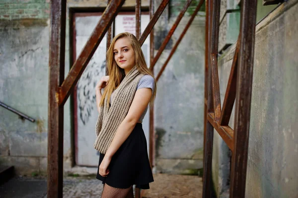 Młoda Blondynka w czarnej spódnicy z szalik stwarzane przy ulicy c — Zdjęcie stockowe