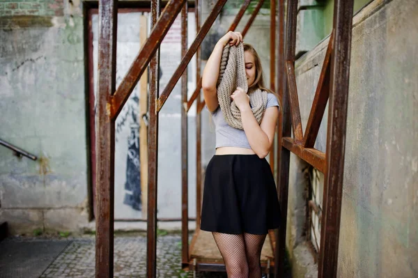 Молода блондинка в чорній спідниці з шарфом позують на вулиці c — стокове фото