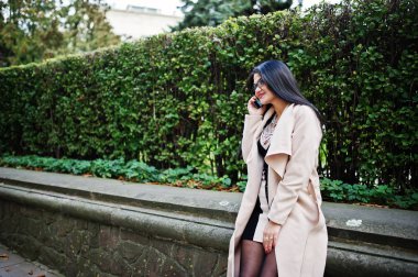 Gözlük ve ceket siyah saçlı seksi kadın sokakta m ile poz verdi