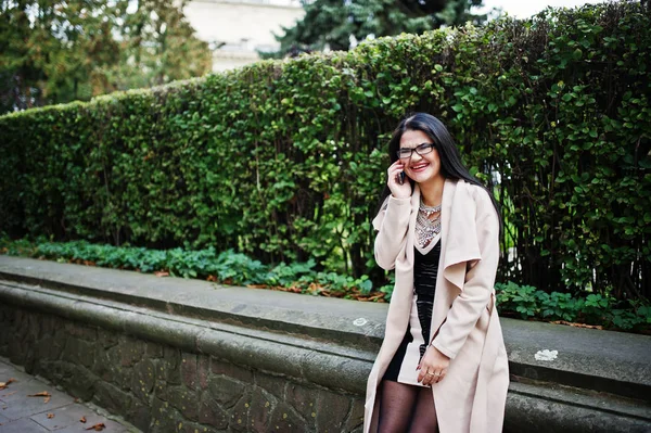 Capelli neri donna sexy in occhiali e cappotto posato su strada con m — Foto Stock