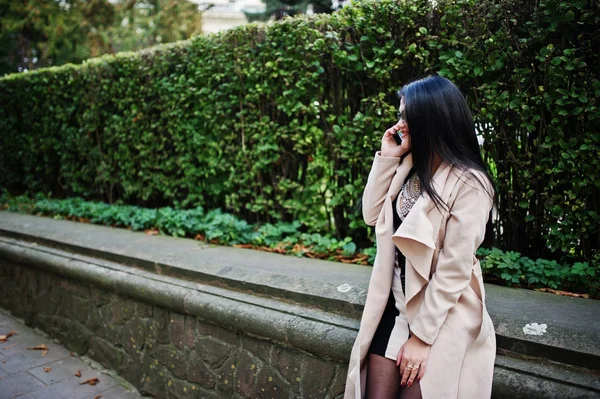 Pelo negro sexy mujer en gafas y abrigo posado en la calle con m —  Fotos de Stock