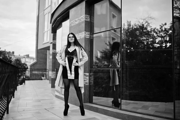 黒髪メガネとコートの建物に対して提起のセクシーな女性 — ストック写真