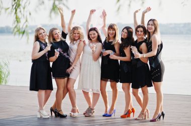 Grup 8 kız giyim siyah ve 2 gelinler karşı tavuk partide