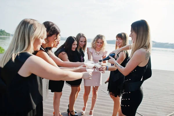 Grup 8 kız giyim siyah ve 2 gelinler karşı tavuk partide — Stok fotoğraf