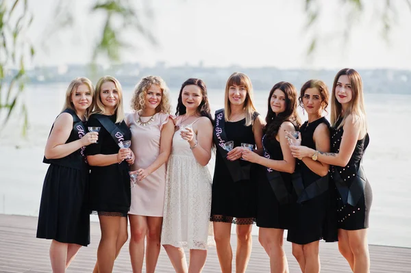 Ομάδα 8 κορίτσια φορούν μαύρο και 2 νύφες στο κότα κόμμα εναντίον — Φωτογραφία Αρχείου
