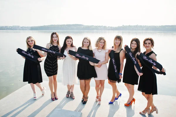 Groep 8 meisjes slijtage op zwart en 2 bruiden op kip feestje tegen — Stockfoto