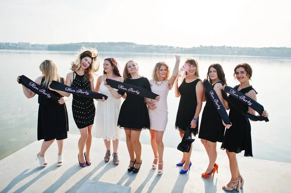 Groep 8 meisjes slijtage op zwart en 2 bruiden op kip feestje tegen — Stockfoto