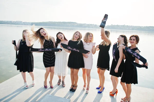 Skupina 8 dívek nosí černé a 2 nevěsty na Rozlučka proti — Stock fotografie