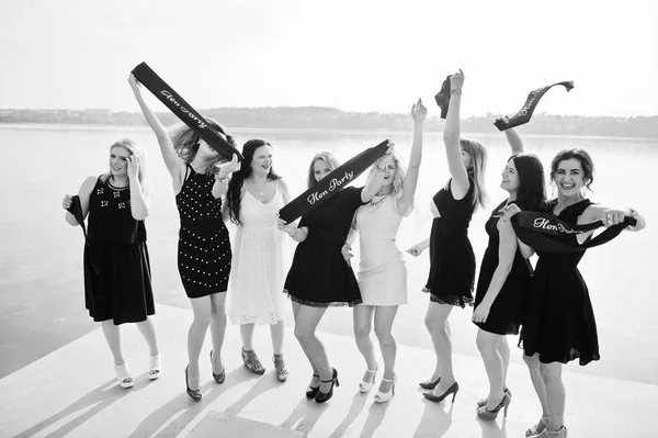 Gruppo di 8 ragazze vestite di nero e 2 spose alla festa di addio al nubilato contro — Foto Stock