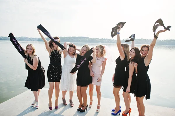 8 여자 착용 검정 및 2 신부에 대 한 암 탉 파티에서의 그룹 — 스톡 사진