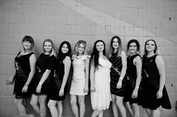 Grupo de 8 meninas usam em preto e 2 noivas na festa das galinhas contra — Fotografia de Stock