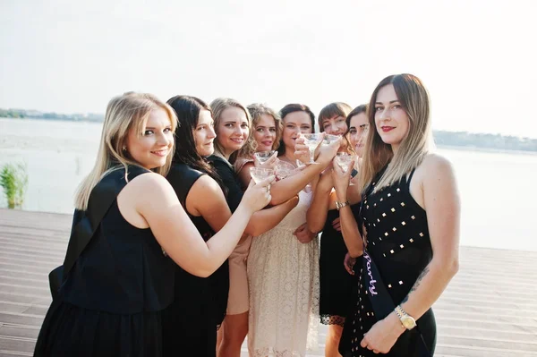 Gruppe von 8 Mädchen tragen auf schwarz und 2 Bräute auf Junggesellenabschied gegen — Stockfoto