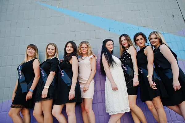 Groep 8 meisjes slijtage op zwart en 2 bruiden op kip feestje tegen — Stockfoto