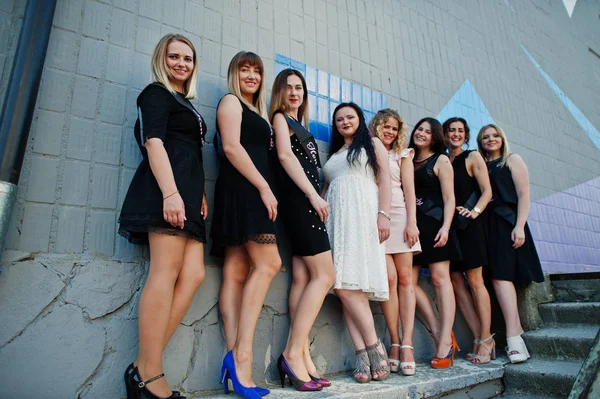 8 女の子摩耗黒と 2 花嫁に対して編のパーティーでのグループ — ストック写真