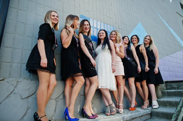 Grupa 8 dziewczyn nosi na czarny i 2 narzeczonych na panieński przeciwko — Zdjęcie stockowe