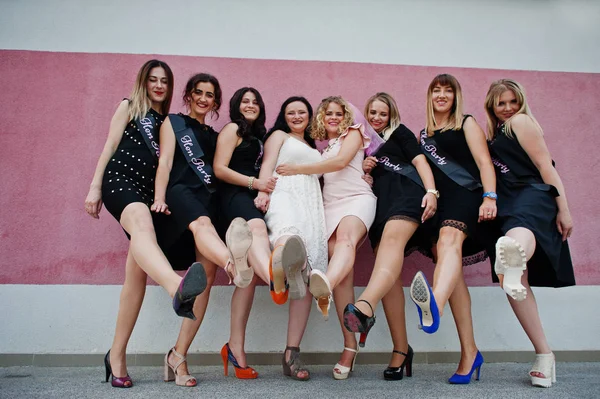 Group of 8 girls wear on black and 2 brides at hen party posed a — Stock Photo, Image