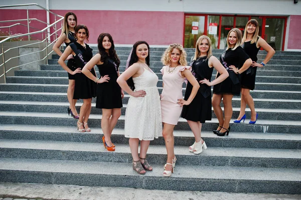 Grupo de 8 chicas usan en negro y 2 novias en despedida de soltera estancia en —  Fotos de Stock