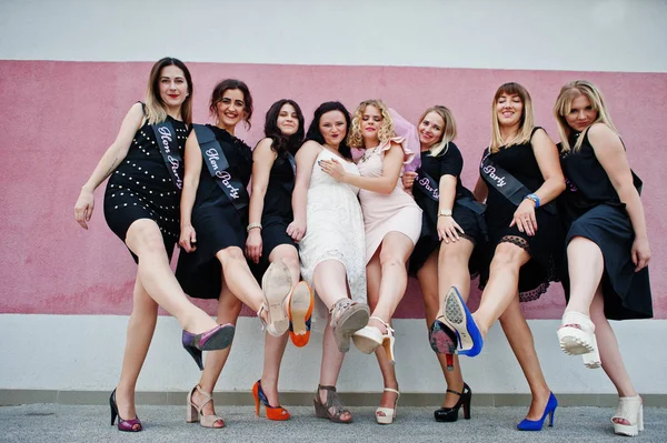 Grupo de 8 niñas usan en negro y 2 novias en despedida de soltera planteó un —  Fotos de Stock