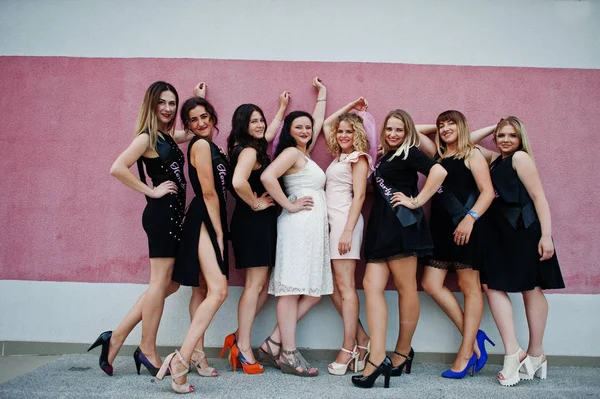 Skupina 8 dívek nosí v černé a 2 nevěsty na Rozlučka pózovala — Stock fotografie