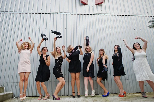 Skupina 8 dívek nosí v černé a 2 nevěsty na Rozlučka pózovala — Stock fotografie
