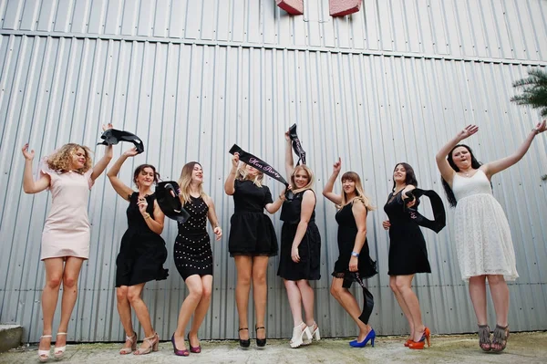 小组8女孩穿黑色和2新娘在母鸡党摆在 — 图库照片