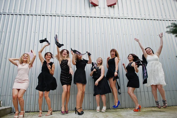 黒と 2 花嫁編のパーティーでの 8 女の子摩耗のグループが提起した、 — ストック写真