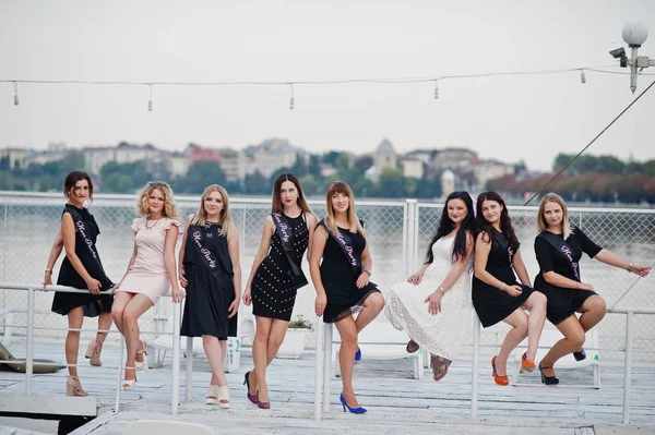 Gruppe von 8 Mädchen tragen auf schwarz und 2 Bräute auf Junggesellenabschied am Pier — Stockfoto