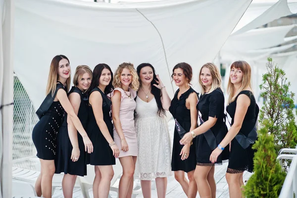 Gruppe von 8 Mädchen tragen auf schwarz und 2 Bräute auf Junggesellenabschied mit — Stockfoto