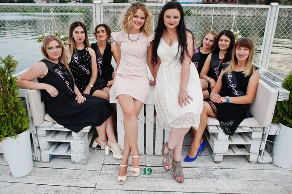 小组8女孩穿黑色和2新娘在母鸡党有 — 图库照片