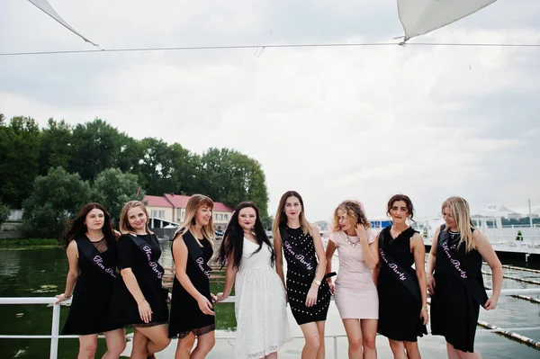 Groep 8 meisjes slijtage op zwart en 2 bruiden op kip partij hebben — Stockfoto