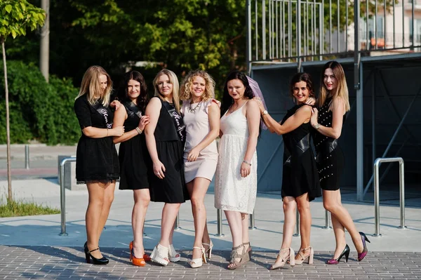 Grupo de 7 meninas usam em preto e 2 noivas na festa das galinhas . — Fotografia de Stock