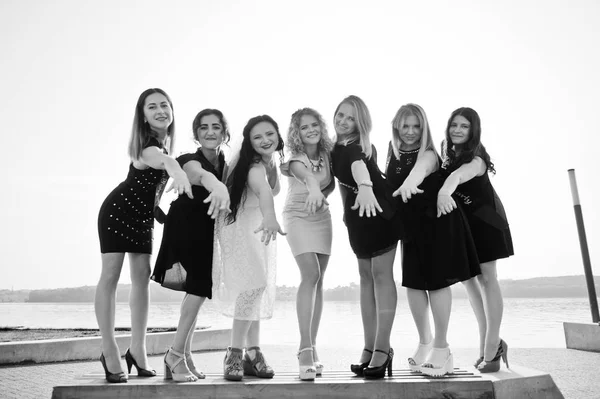 Grupo de 7 chicas usan en negro y 2 novias en despedida de soltera . — Foto de Stock