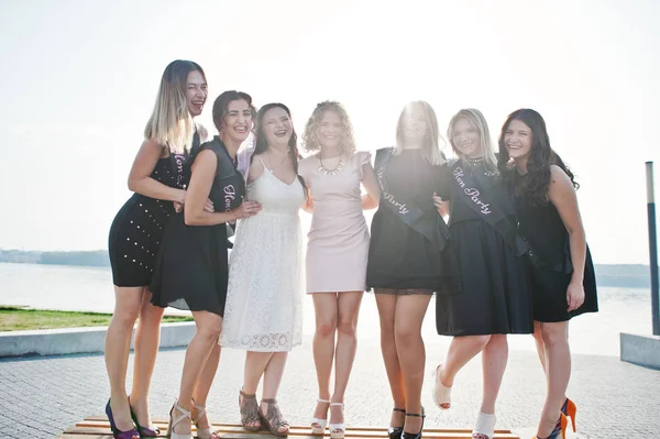 Groep 7 meisjes slijtage op zwart en 2 bruiden op kip feestje. — Stockfoto
