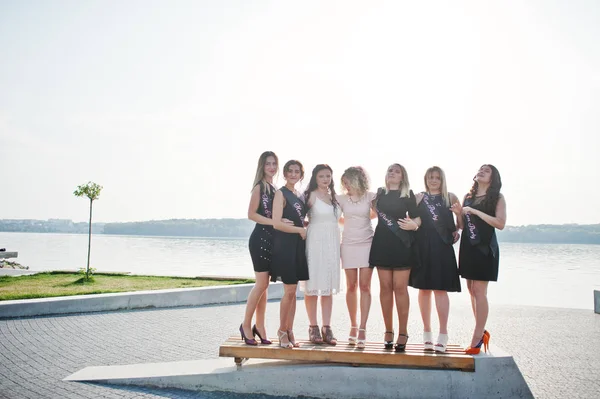 Gruppe von 7 Mädchen trägt auf der Junggesellenparty schwarze und 2 Bräute. — Stockfoto