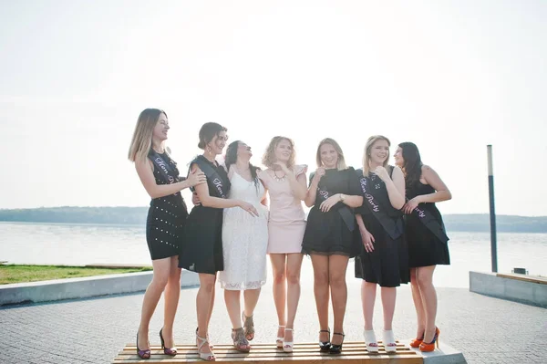 Grupo de 7 meninas usam em preto e 2 noivas na festa das galinhas . — Fotografia de Stock