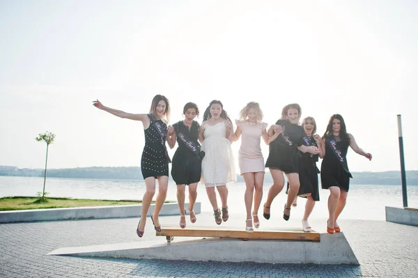 7 여자 착용 검정 및 암 탉 파티에서 점프 2 브리드의 그룹 — 스톡 사진