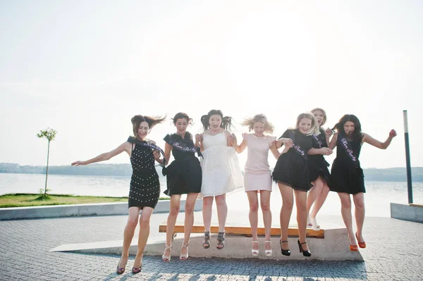 Skupina 7 dívek nosí černé a 2 nevěsty na Rozlučka — Stock fotografie